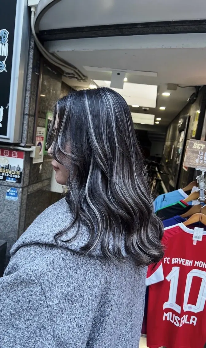 セミロング カラー ダークグレー ダークグレージュ グレージュ ハイライトカラー ハイライト ヘアカラー トリートメント 指名数No.1 /NAOYAのヘアスタイル