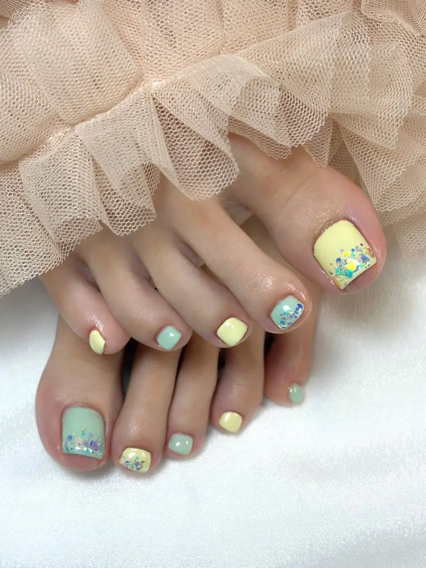 ネイル アートネイル フットネイル グリーン 黄色 フットネイル iro+ nailのネイルデザイン