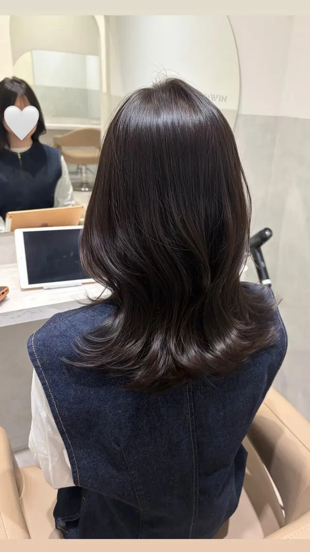 セミロング カット ヘアカラー トリートメント AYANO ／レイヤー／オリーブのヘアスタイル
