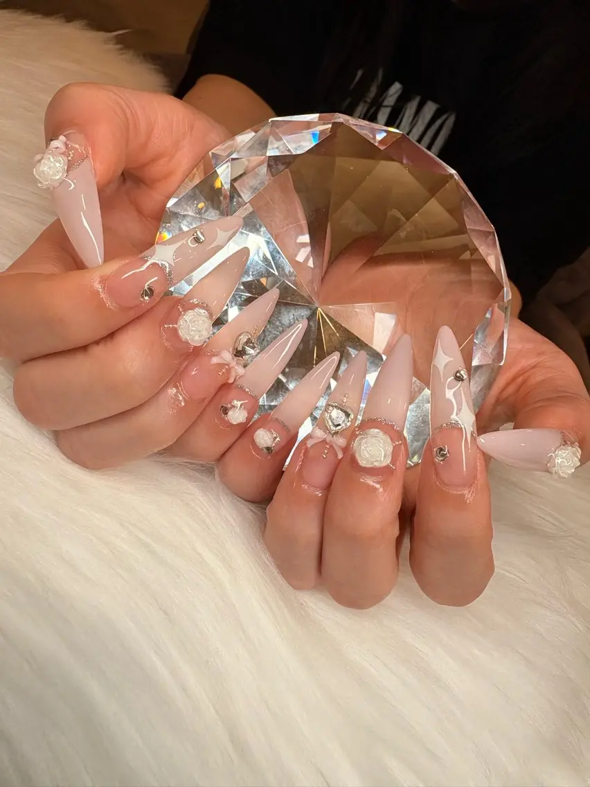 ロング Tiny Bliss 🐈‍⬛のネイルデザイン