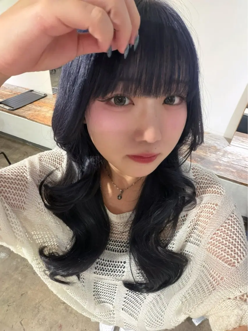 ロング カラー 黒髪 ブルーカラー デザインカラー ヘアカラー トリートメント ナチュラルカラー/ ハイトーン AMIのヘアスタイル
