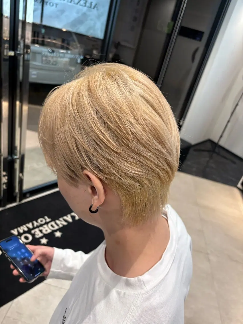 ショート カラー メンズ メンズブリーチ メンズハイトーン ベージュカラー ブリーチ ハイトーンカラー 石崎 瀬那のヘアスタイル