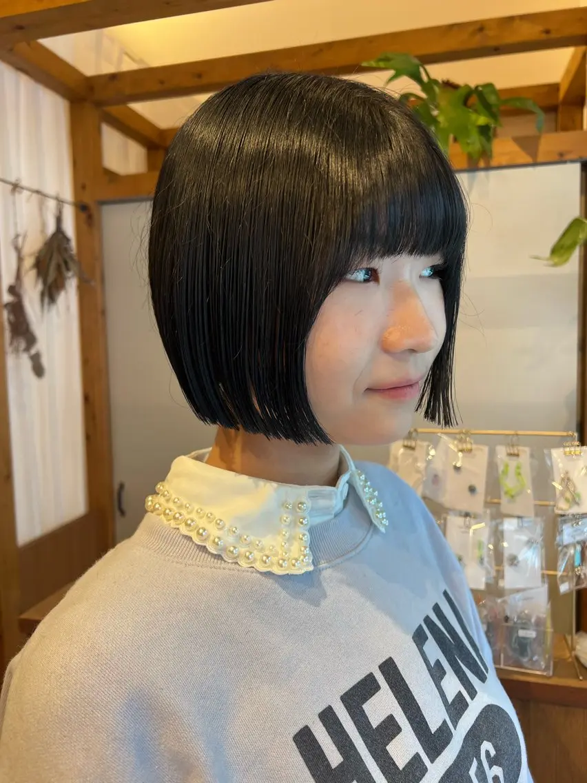 ショート カラー 黒髪 ブルーカラー ブルーブラック カット ヘアカラー トリートメント ENIF 大島 芽生のヘアスタイル