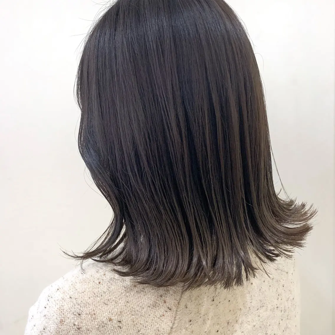 ミディアム カラー グレージュ clan .のヘアスタイル