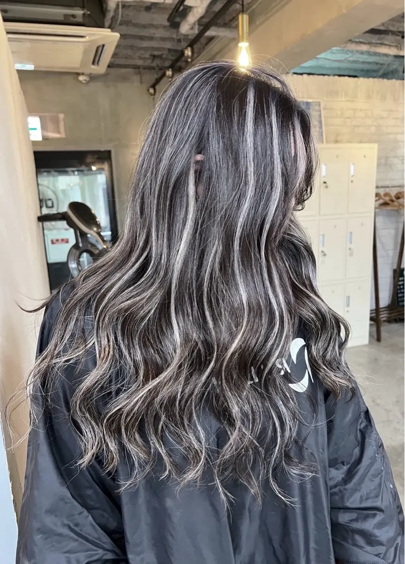 ロング カラー ダークグレー ダークグレージュ グレージュ ハイライトカラー ハイライト ヘアカラー トリートメント 指名数No.1 /NAOYAのヘアスタイル