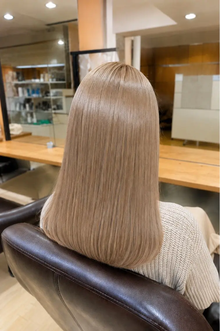 セミロング カラー ベージュカラー 透明感カラー ハイトーンカラー ハイトーンベージュ ヘアカラー トリートメント カラーモデル募集/ 鈴木蓮太のヘアスタイル