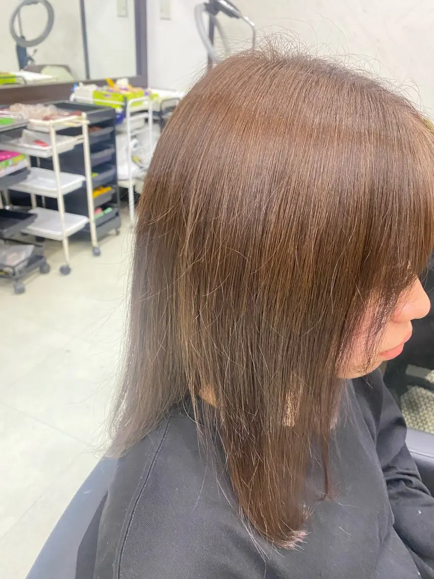 セミロング カラー ブリーチ ブラウンカラー ミルクティーブラウン ブリーチなしカラー 池田 朱李のヘアスタイル