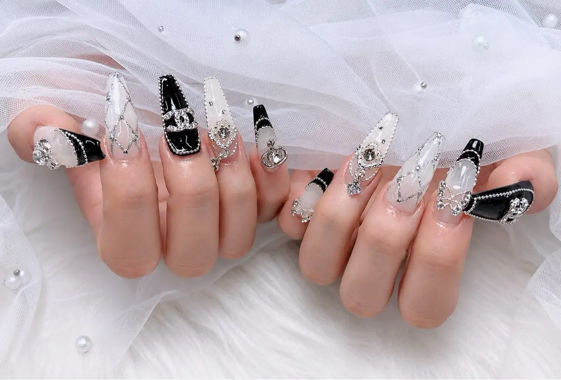 ネイル アートネイル ボルドー フレンチネイル ジェルネイル 氷ネイル・うるうるネイル ハンドネイル Julie Nail Hinのネイルデザイン