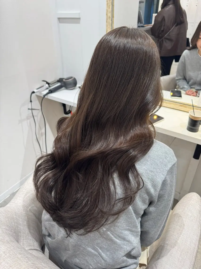 ロング カラー アッシュ アッシュブラウン ベージュカラー 黒髪 ブリーチ カット ヘアカラー トリートメント 赤み無し柔らかカラー 【梅田】madokaのヘアスタイル