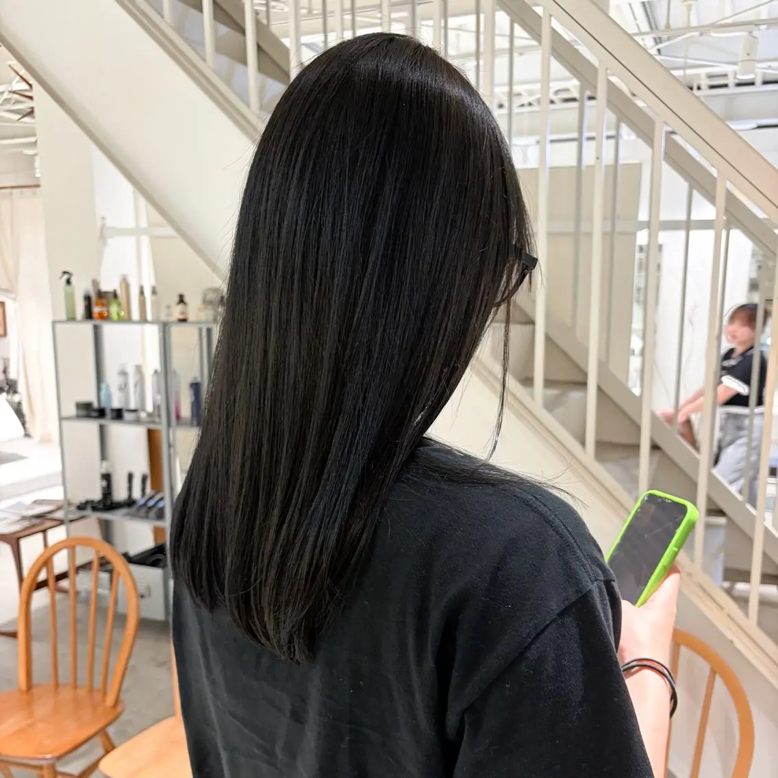 ロング カラー 黒髪 周東 芽依のヘアスタイル