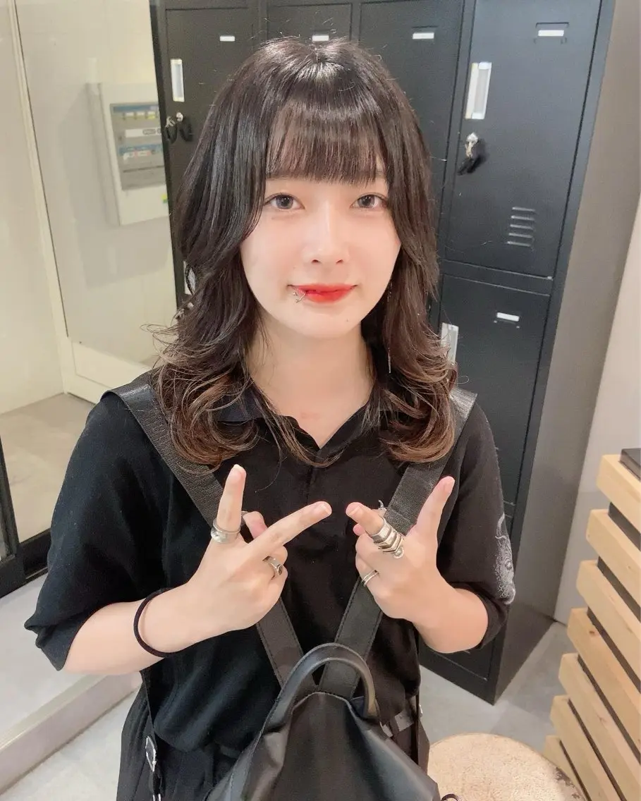 ミディアム カラー アッシュ レイヤーカット ウルフカット レイヤーカット上柿のヘアスタイル