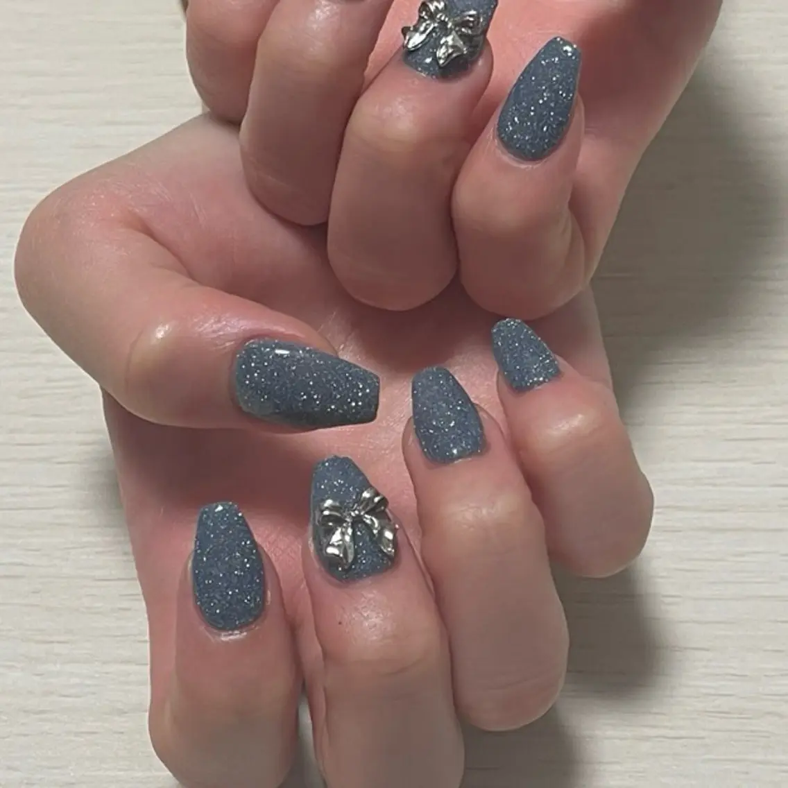 ネイル フラッシュネイル ワンカラーネイル リボン シルバー ハンドネイル 🦋hana / nail / AOのネイルデザイン