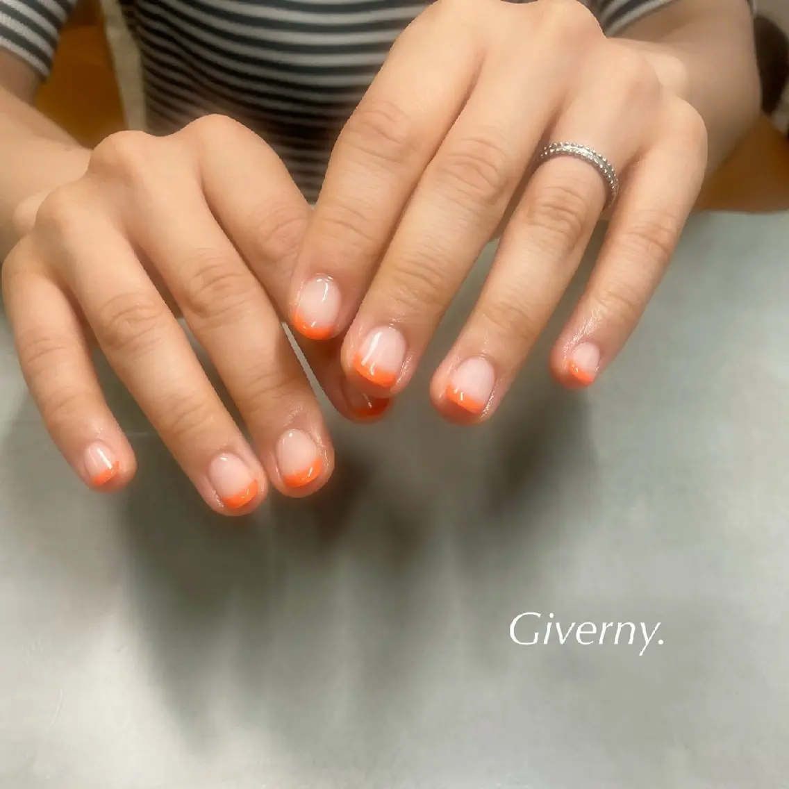ネイル フレンチネイル オレンジ シンプルネイル 夏ネイル ハンドネイル Giverny .のネイルデザイン