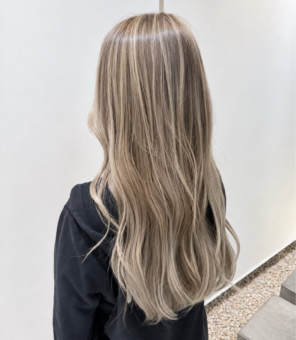 ロング ヘアカラー あいこ .のヘアスタイル