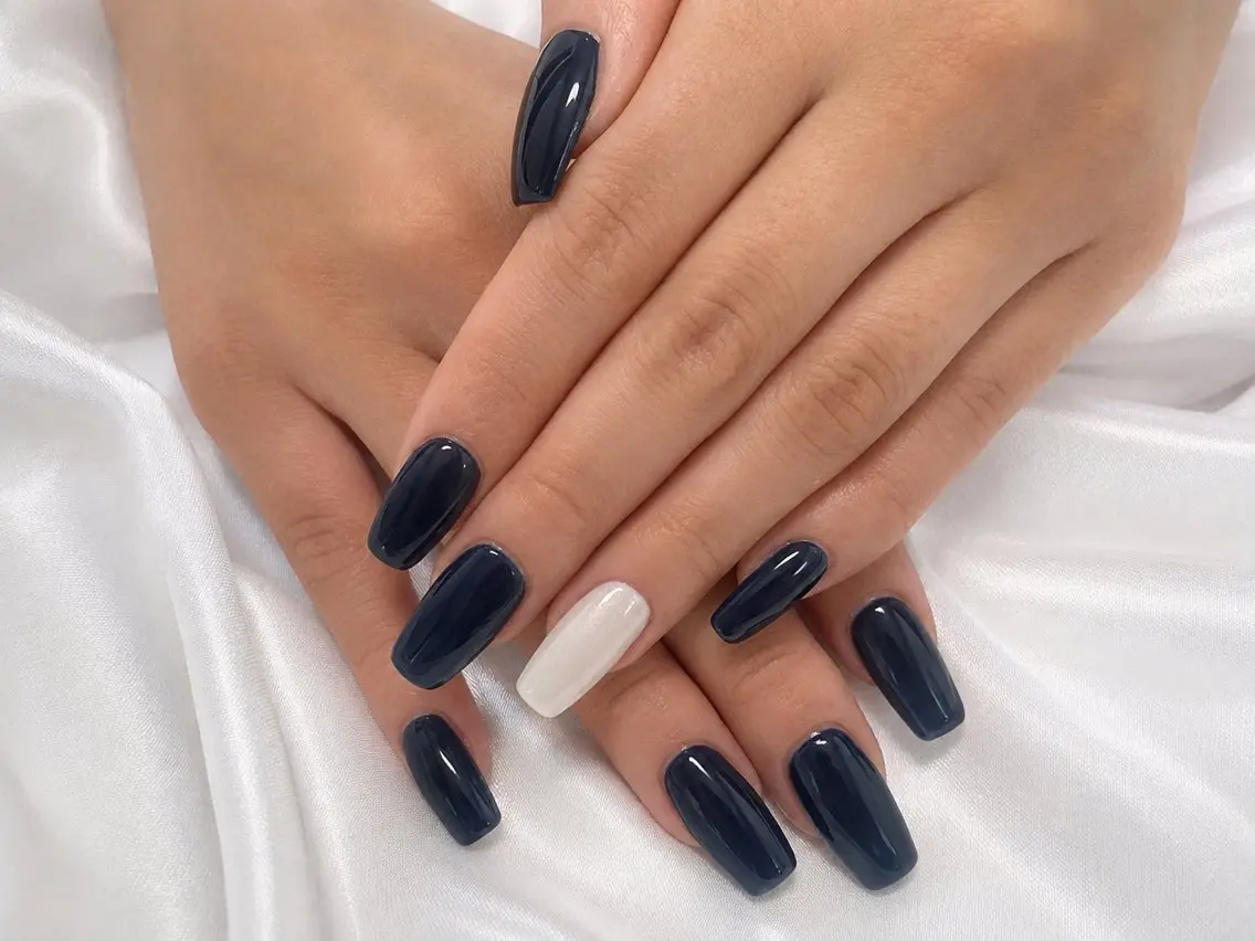ネイル ネイビー スカルプネイル シンプルネイル ホワイト VI NAILのネイルデザイン