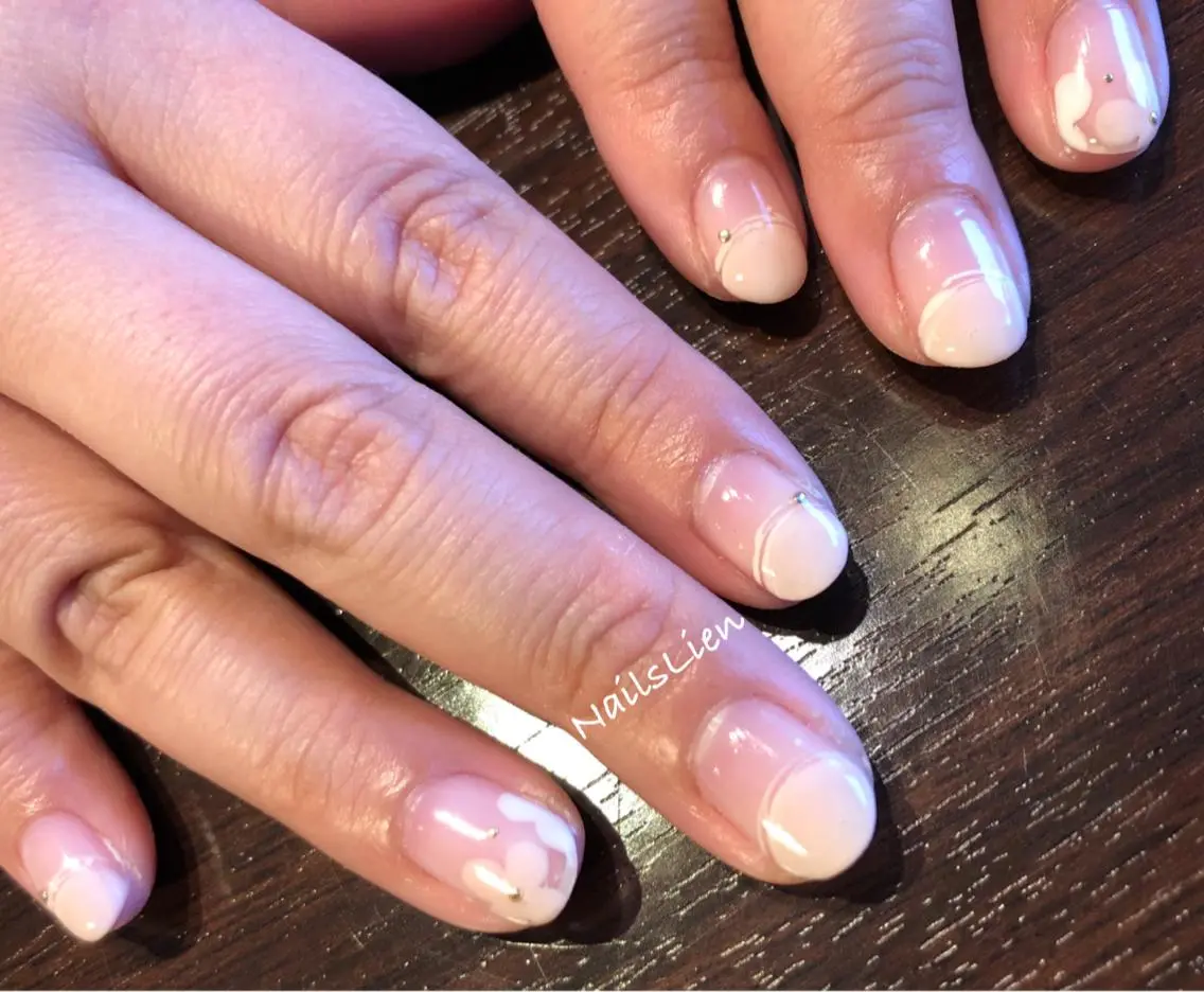 ネイル フラワーネイル フレンチネイル 春ネイル studio e n / RiNのネイルデザイン