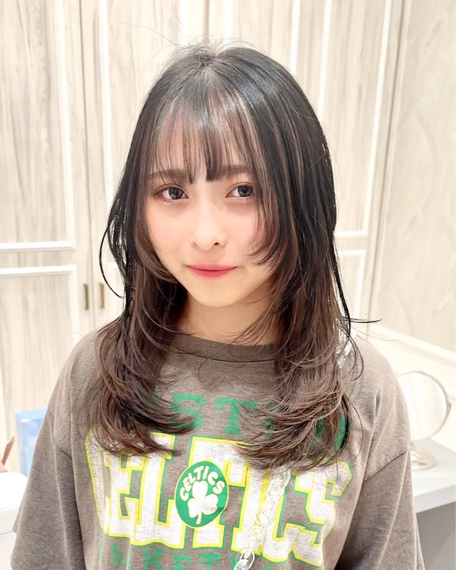 セミロング 大阪ウルフカット 🐺デザインカラーのヘアスタイル