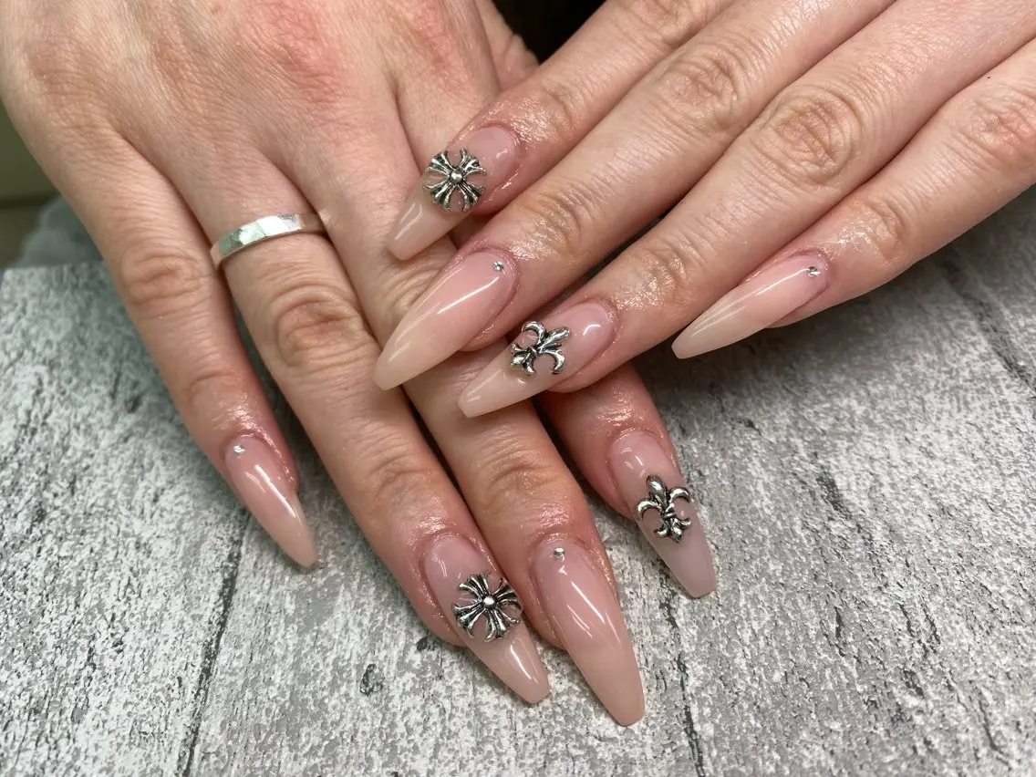 ネイル ハンドネイル Bianca🩶 TAMIYAのネイルデザイン