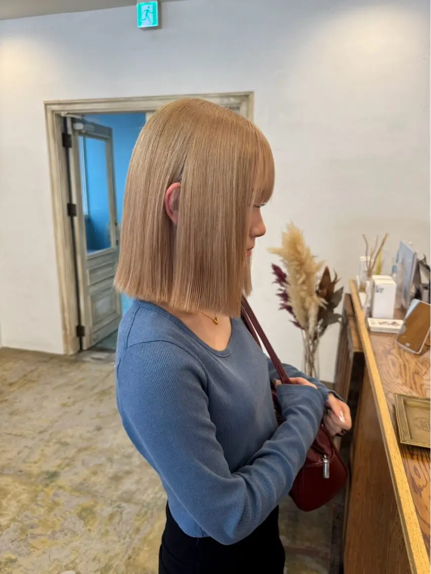 ショート ヘアカラー miyu カット・ハイトーンのヘアスタイル