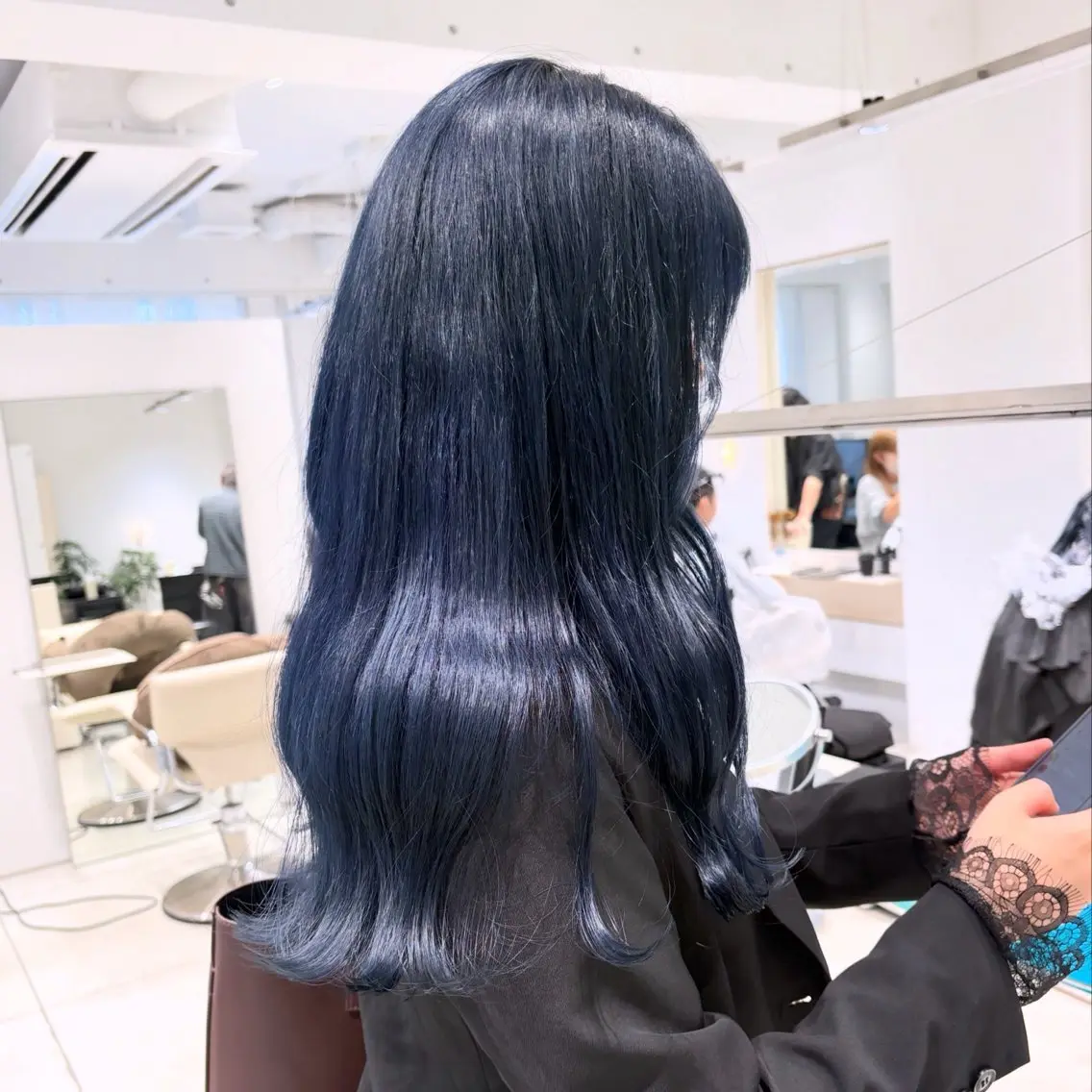 ロング カラー 黒髪 ブルーカラー ブルーブラック ブルージュ ダブルカラー ヘアカラー トリートメント ヘッドスパ ヘアセット カジュアルを女っぽく 𝗮𝘆𝗮𝗰𝗼のヘアスタイル
