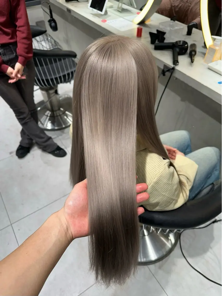 ミディアム カラー グレージュ ミルクティーグレージュ ヘアカラー コウスケ/ハイトーン /韓国レイヤーのヘアスタイル