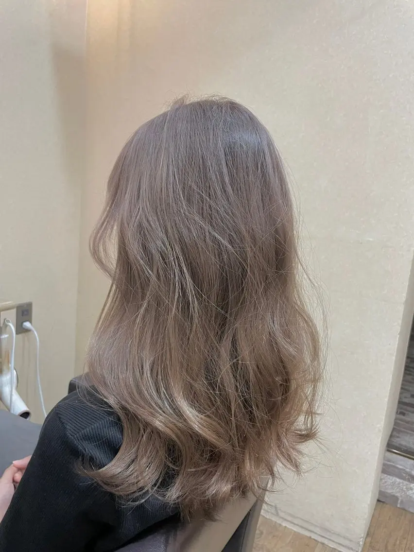 ロング カラー ベージュカラー ブリーチ ミルクティーベージュ アキヒロ🔸 骨格診断/ショートのヘアスタイル