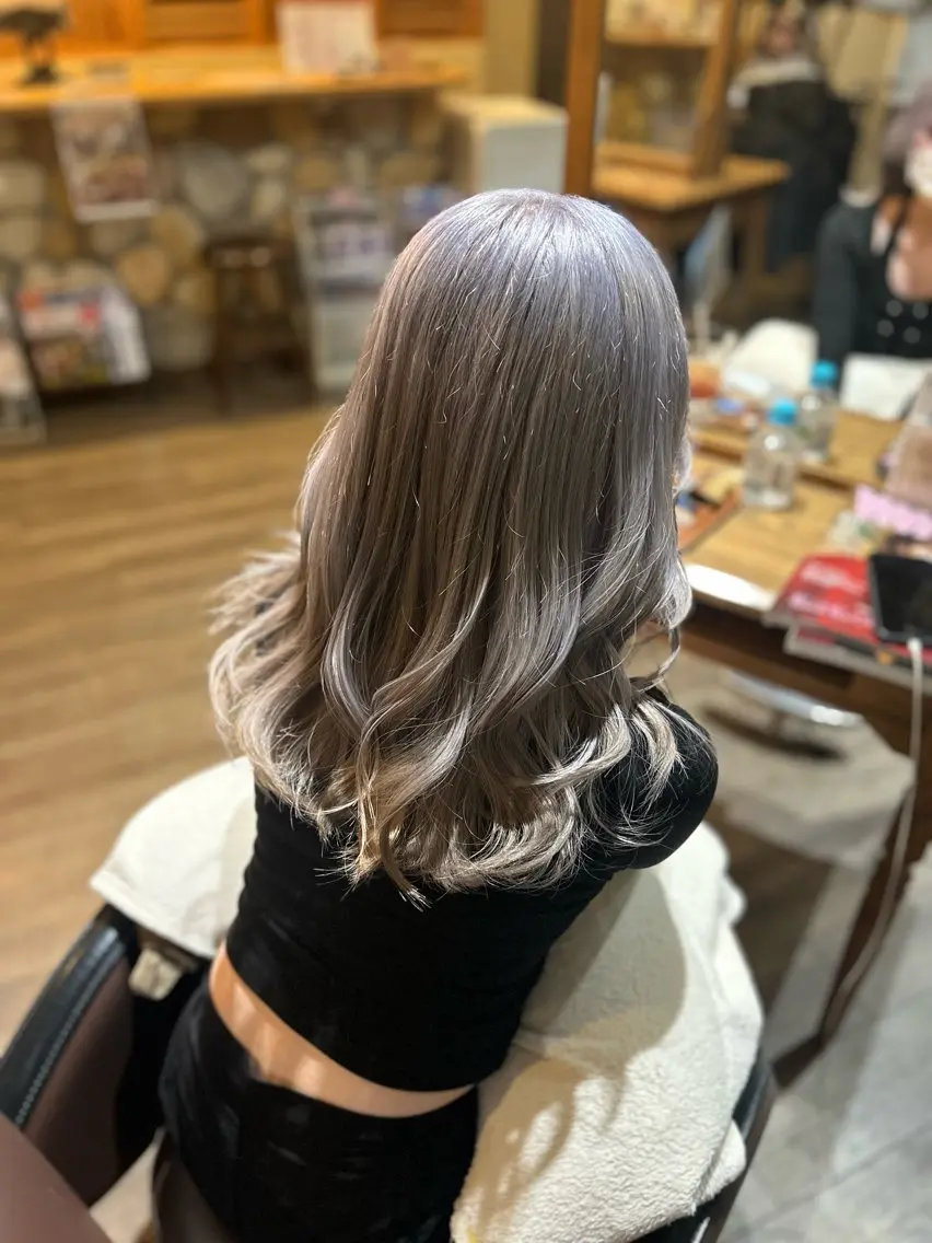 ロング カラー ブリーチ シルバー ホワイトシルバー カット ヘアカラー 井上 花音のヘアスタイル