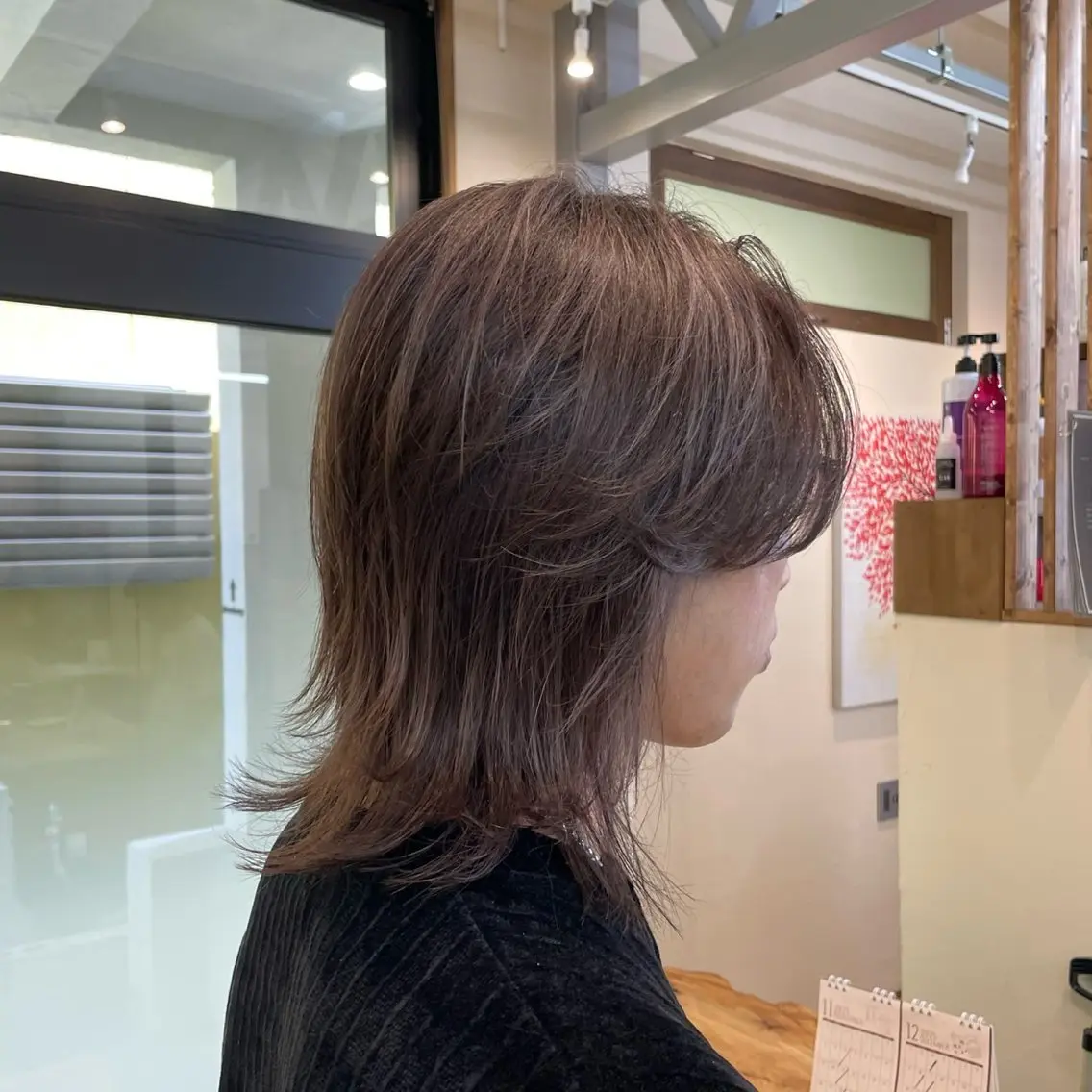 ミディアム カラー メンズ メンズウルフカット 透明感カラー グレージュ 伸ばしかけ レイヤーカット ユウリ YURIのヘアスタイル