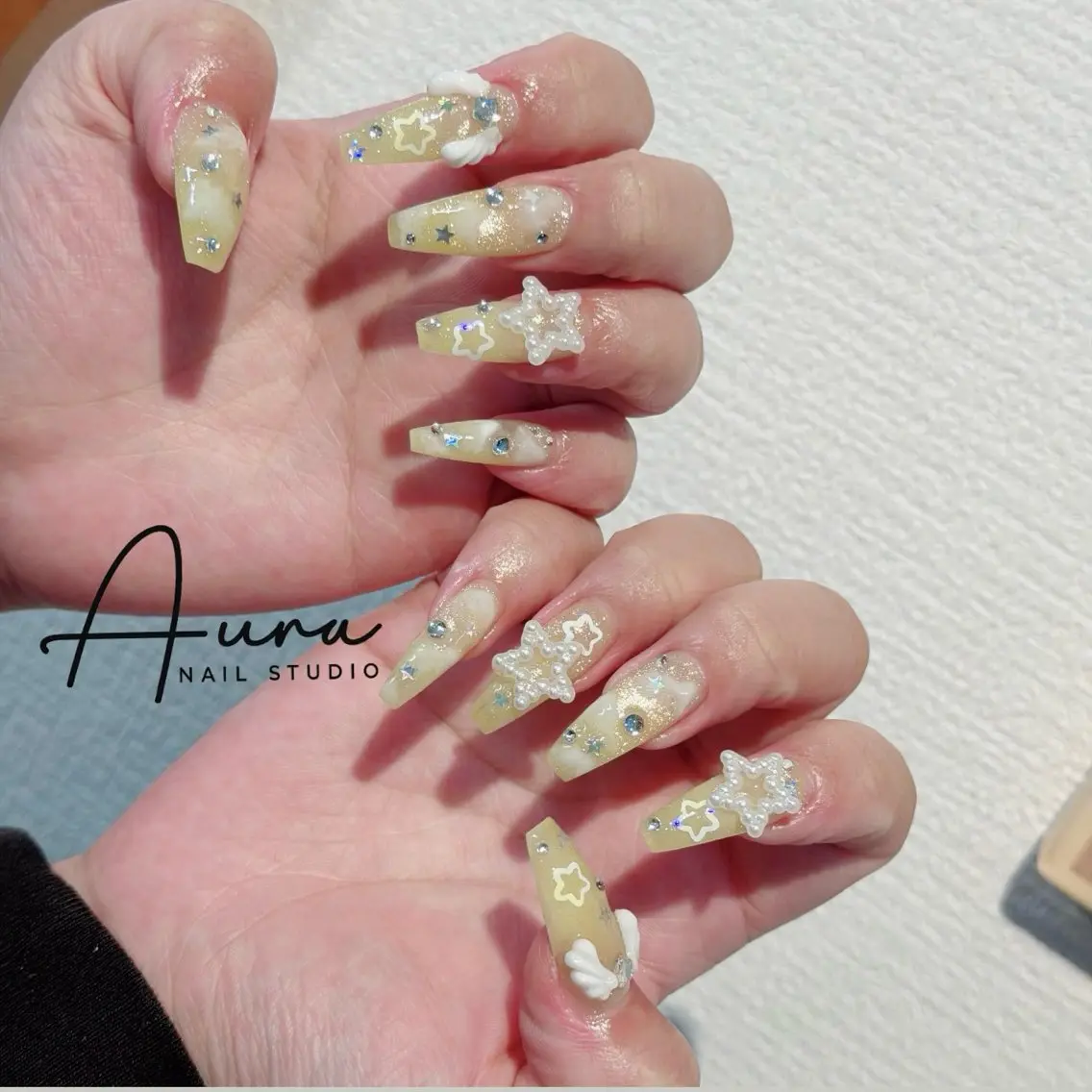 ネイル ガーリー キラキラネイル 韓国ネイル ロングネイル ワンホンネイル ハンドネイル Aura Nail HanNaのネイルデザイン