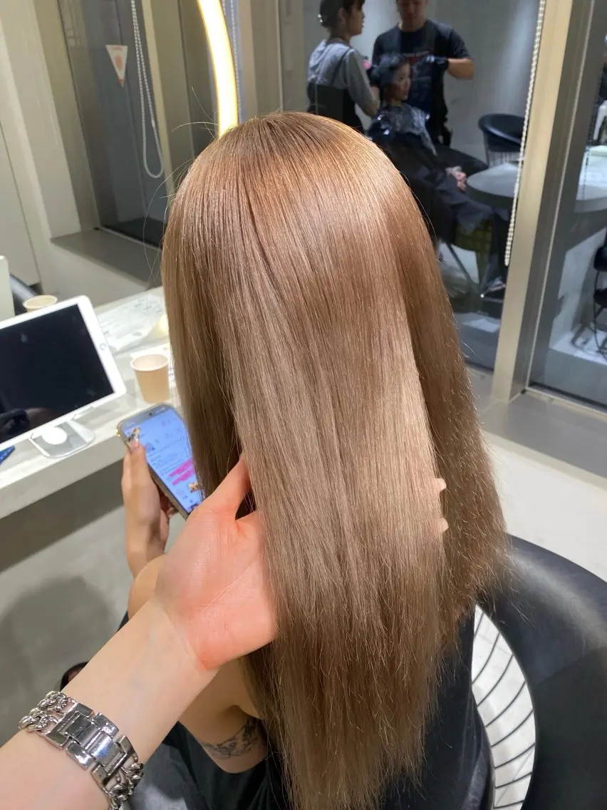 カラー ベージュカラー ミルクティーベージュ ヘアカラー トリートメント ユナ hearts.店長のヘアスタイル