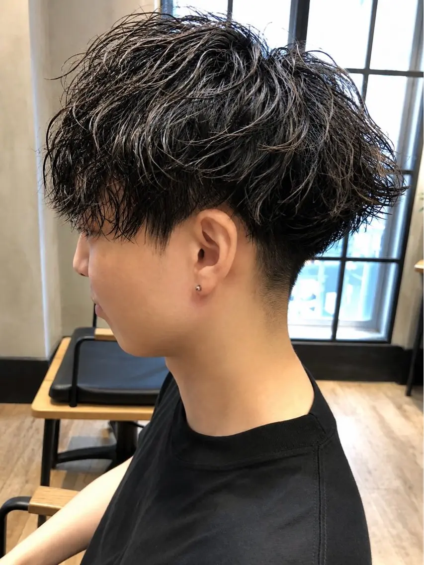 ショート パーマ メンズ ビジネス センターパート フェードカット フェザーパーマ メンズ韓国風 カット パーマ トリートメント ヘアセット メンズ専門 モテ清潔感パーマ特化のヘアスタイル