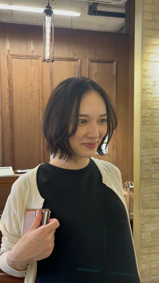ショート ボブ 外ハネヘア 河上 麻衣/白髪ぼかしのヘアスタイル