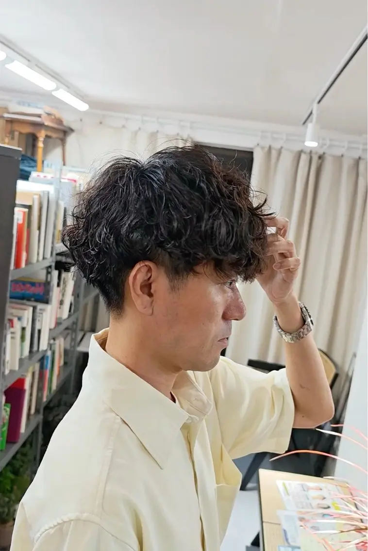 ミディアム パーマ メンズ ミディアムパーマ メンズブリーチ フェザーパーマ メンズハイライト メンズパーマ カット ヘアカラー 怪我の為1ヶ月程 お休みします🙇のヘアスタイル