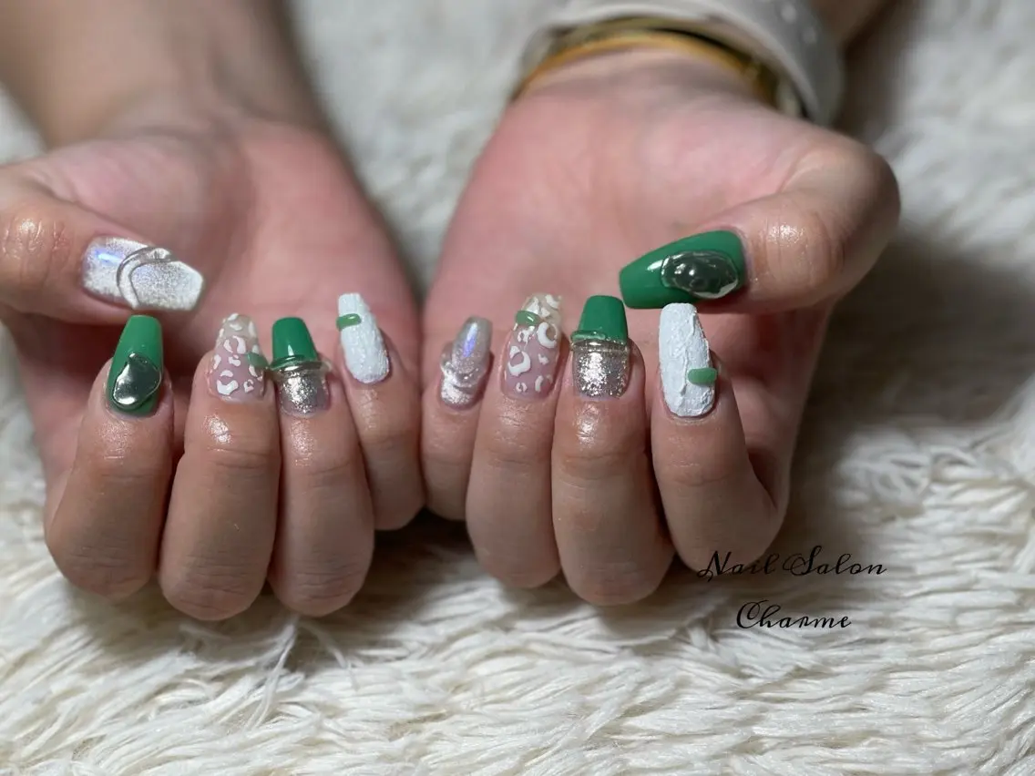 ネイル アニマル柄 グリーン NailSalon Charmeのネイルデザイン