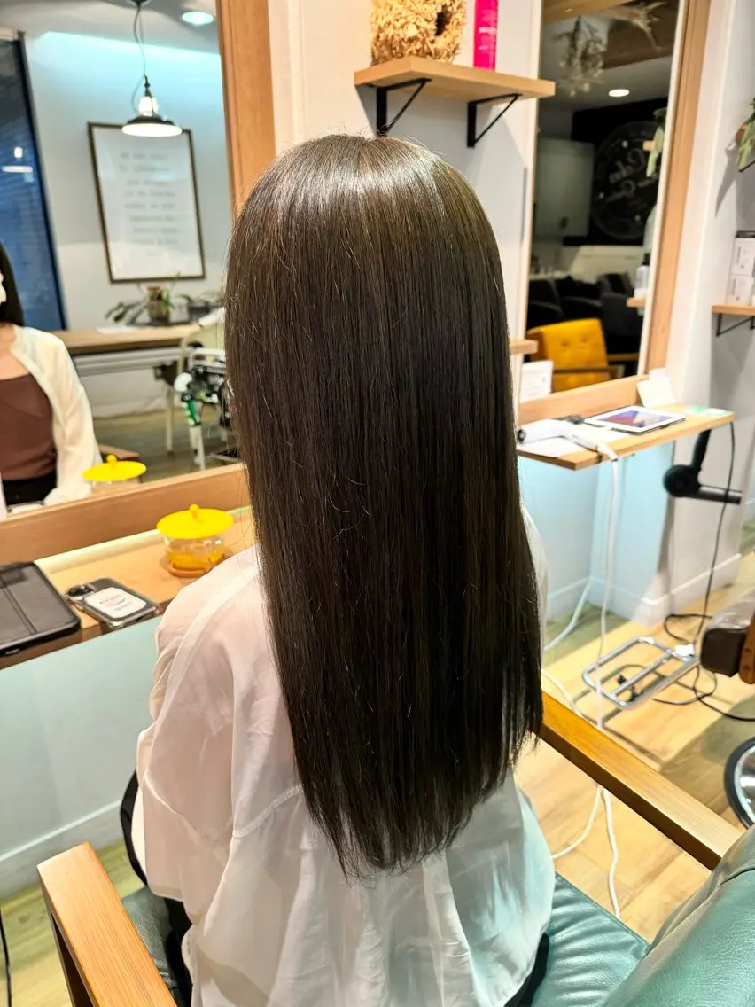 ロング カラー グレージュ オリーブグレージュ オリーブグレー ヘアカラー トリートメント ツキダテ ユイのヘアスタイル