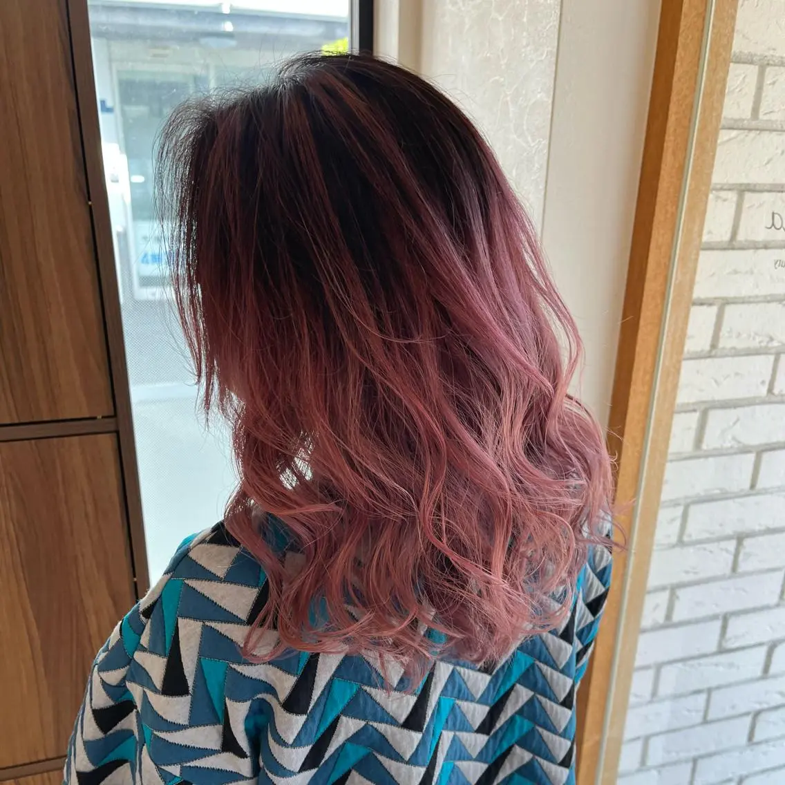 ミディアム カラー ヘアアレンジ バレイヤージュ ピンクカラー レイヤーカット 🎗秋山勇/ GEAR.代表のヘアスタイル