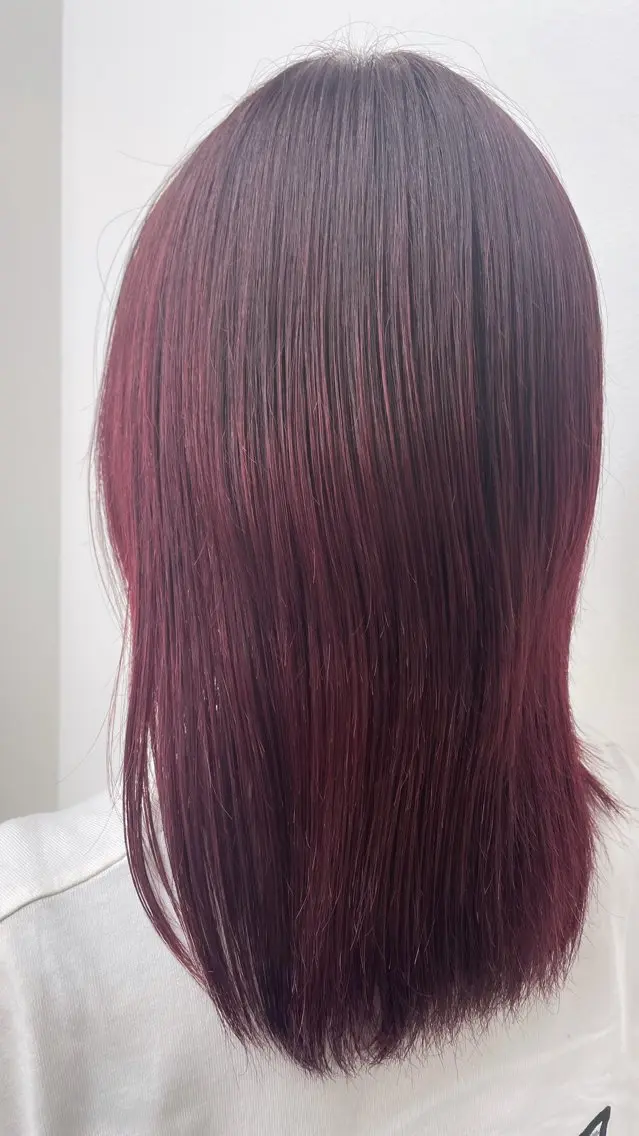 ミディアム 💕透明感赤味カラー ぱっつんボブ🩷のヘアスタイル