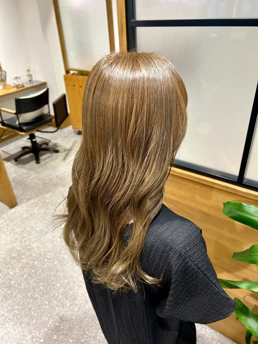ロング ヘアカラー やなぎさわ はるなのヘアスタイル