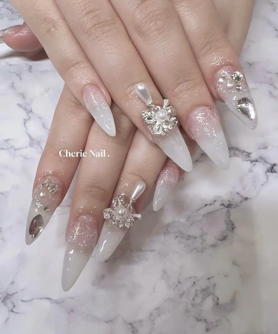 ネイル ホワイト Cherie Nailのネイルデザイン