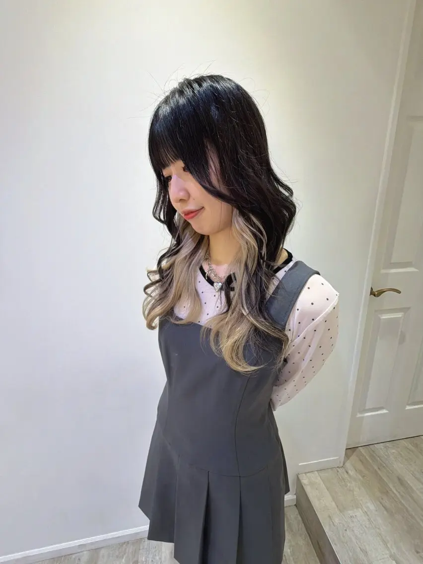 セミロング ゆうか🎀 艶カラー/エクステのヘアスタイル