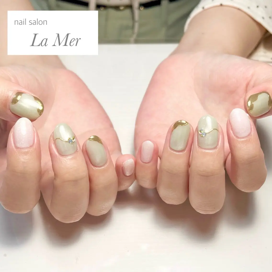ネイル カジュアル ゴールド グリーン マグネットネイル ミラーネイル ハンドネイル nailsalon La Merのネイルデザイン