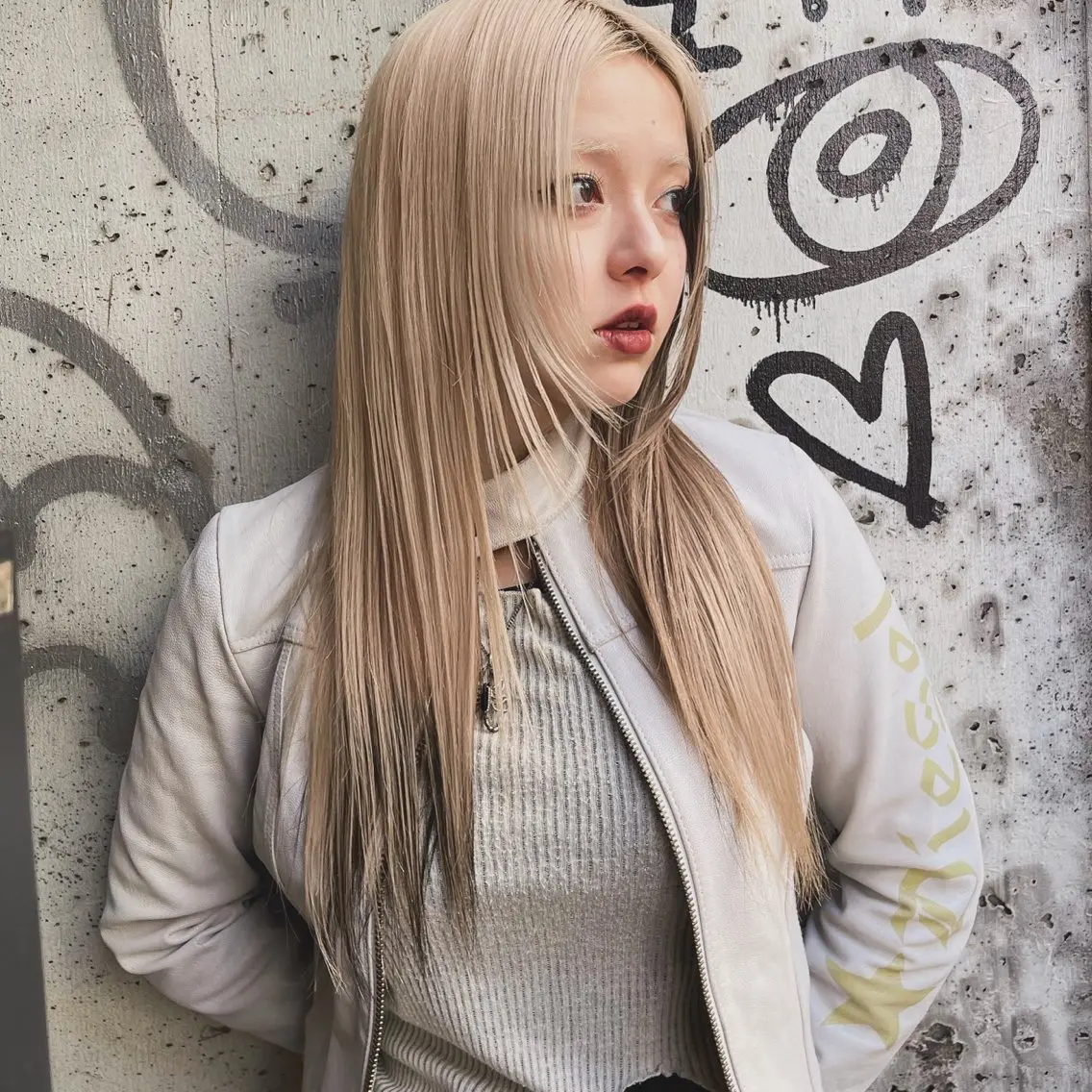 セミロング カラー セミロングパーマ 透明感カラー ダブルカラー インナーカラー くびれヘア ヘアカラー トリートメント レイヤー専門家 ダブルカラー修のヘアスタイル