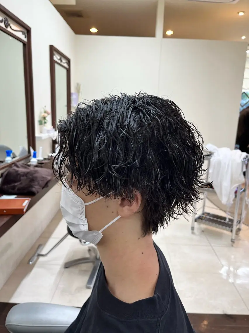 ショート パーマ メンズ センターパート メンズパーマ 波巻きパーマ メンズウルフカット ウルフカット 🧊メンズ特化🧊 高木航希のヘアスタイル
