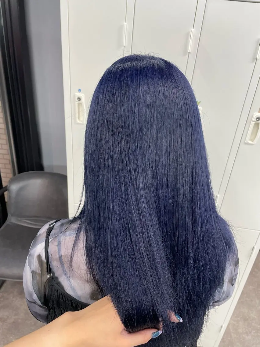 ロング カラー ネイビーカラー シルバー ヘアカラー 🩵ハイトーン/ レイヤーYUZU🩵のヘアスタイル
