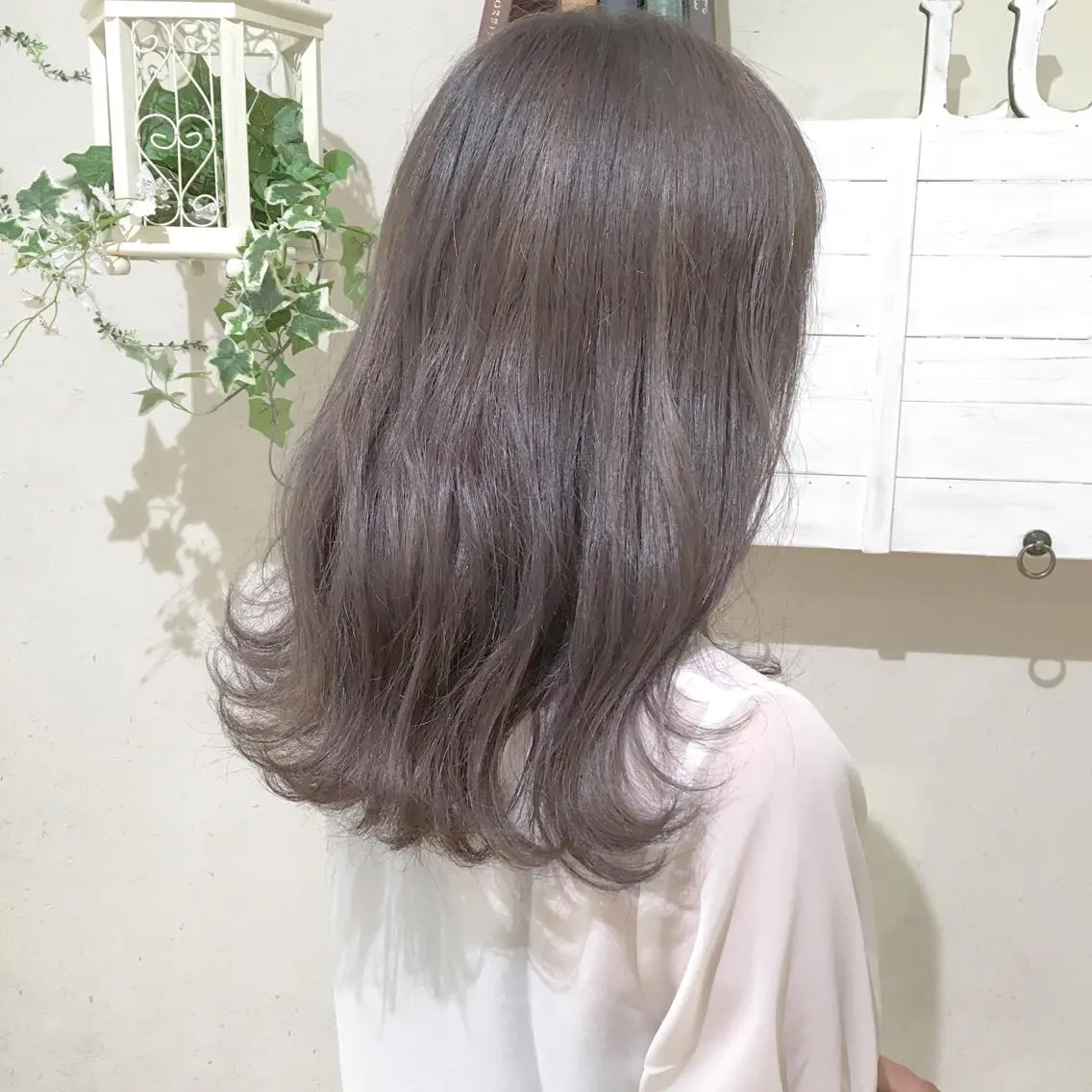 セミロング カラー パーマ ヘアアレンジ アッシュ ブリーチ ハイトーン特化🤍 浦住のヘアスタイル