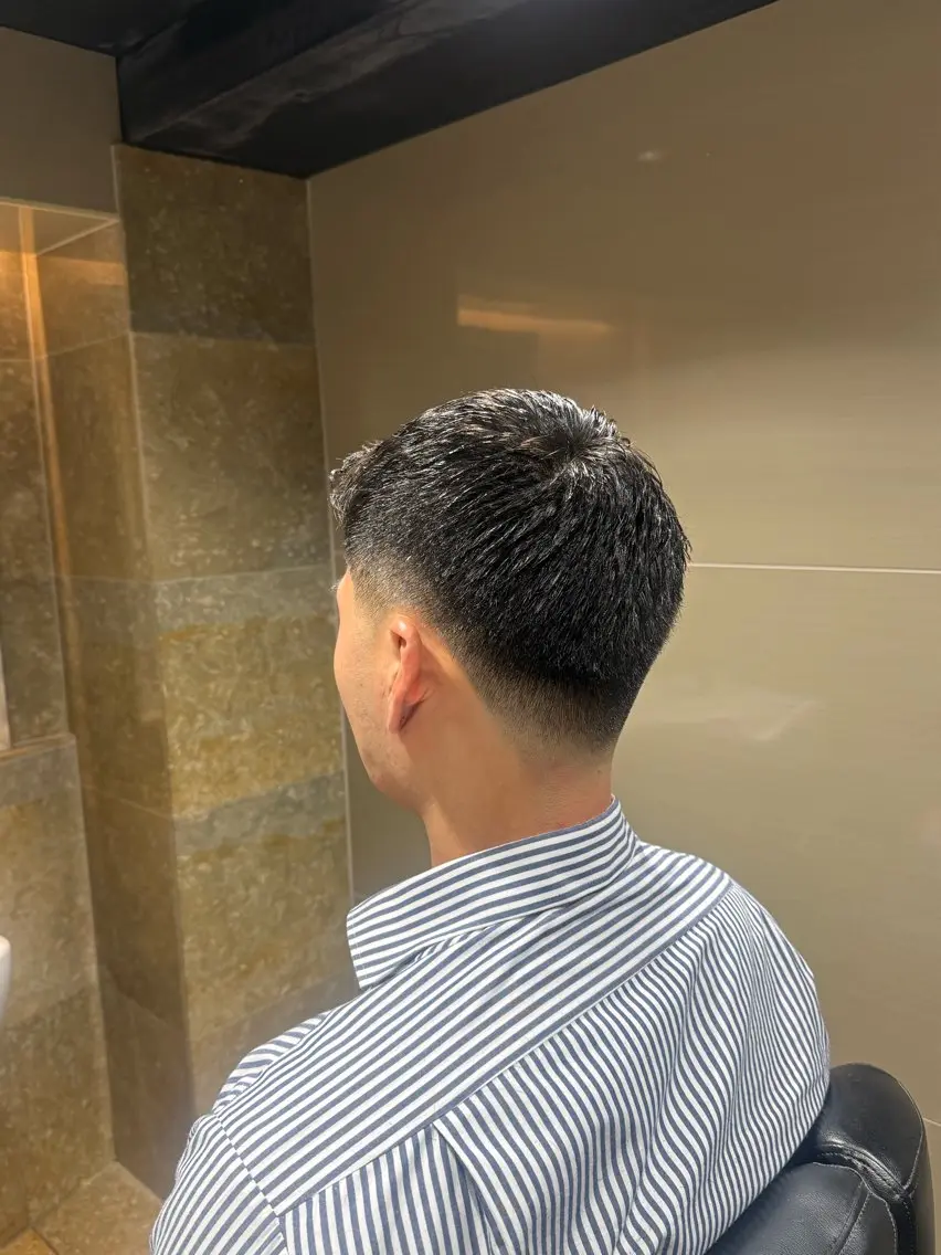 メンズ ビジネス フェードカット 久保 ことねのヘアスタイル