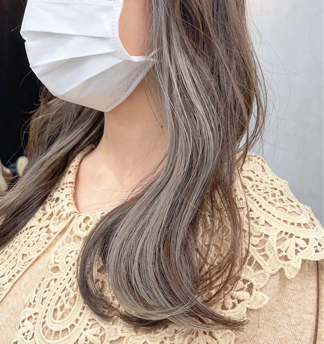 セミロング カラー ベージュカラー イヤリングカラー グレージュ インナーカラー ホワイトベージュ ヘアカラー トリートメント ヘアセット RYOSUKE ハイトーンのヘアスタイル