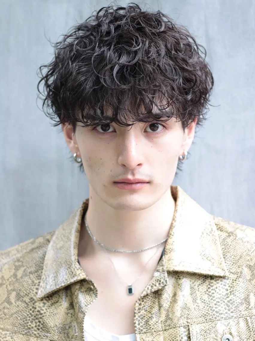 ショート カラー パーマ ヘアアレンジ メンズ センターパート メンズハイライト メンズハイトーン マッシュウルフ マッシュ スパイキー/フェザー /波巻き/かいとのヘアスタイル