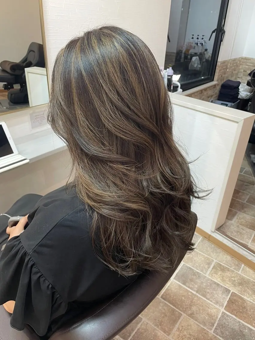 ロング カラー グラデーションカラー ハイライトカラー ハイライト レイヤーカット カット ヘアカラー トリートメント YUI/ ブリーチカラー🌷のヘアスタイル