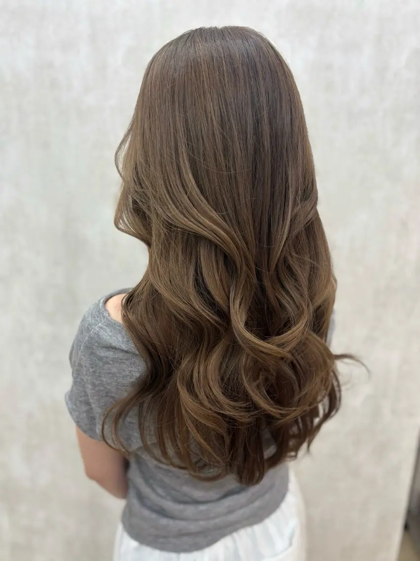 カラー ブリーチ グレージュ ミルクティーグレージュ ヘアカラー 梅原 結唯のヘアスタイル